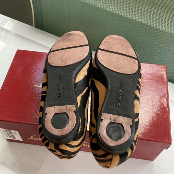 Salvatore Ferragamo Flats. Sz 9B - Picture 4 of 4